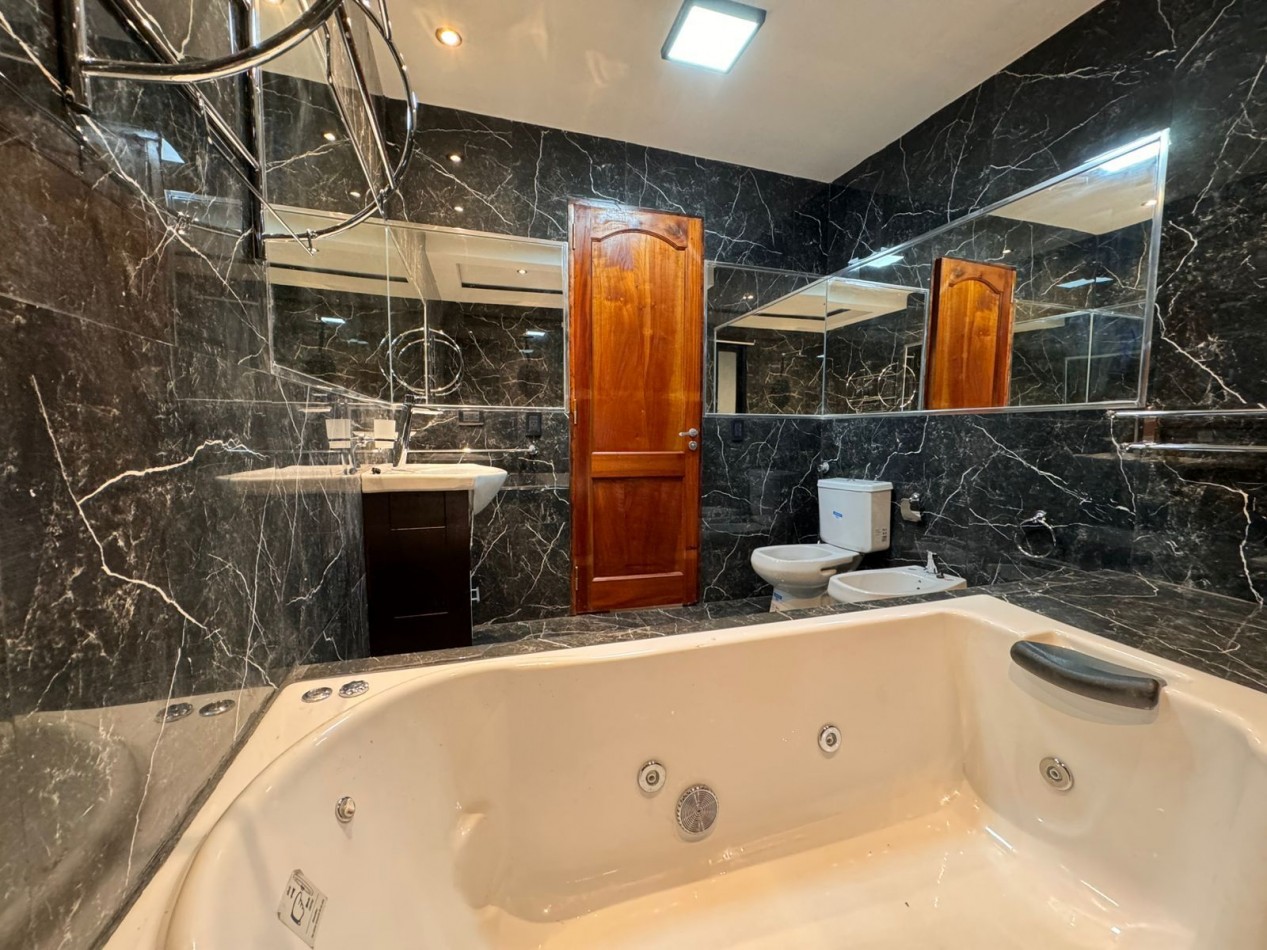 VENTA IMPECABLE CASA BARRIO PRIVADO ZONA SOLANO VERA 