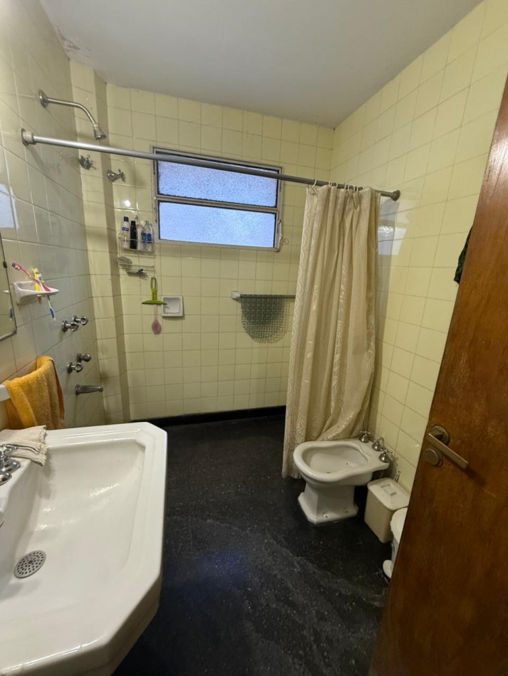 CASA EN VENTA CON POTENCIAL COMERCIAL, YB